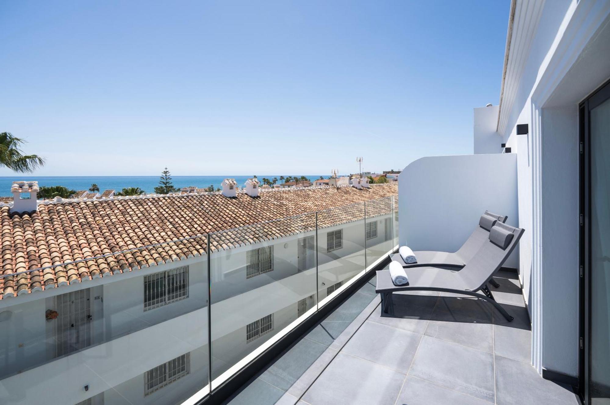 The Orange House Boutique Hotel And Upstairs Rooftop Bar Center Of La Cala De Mijas 100M From The Beach Bagian luar foto