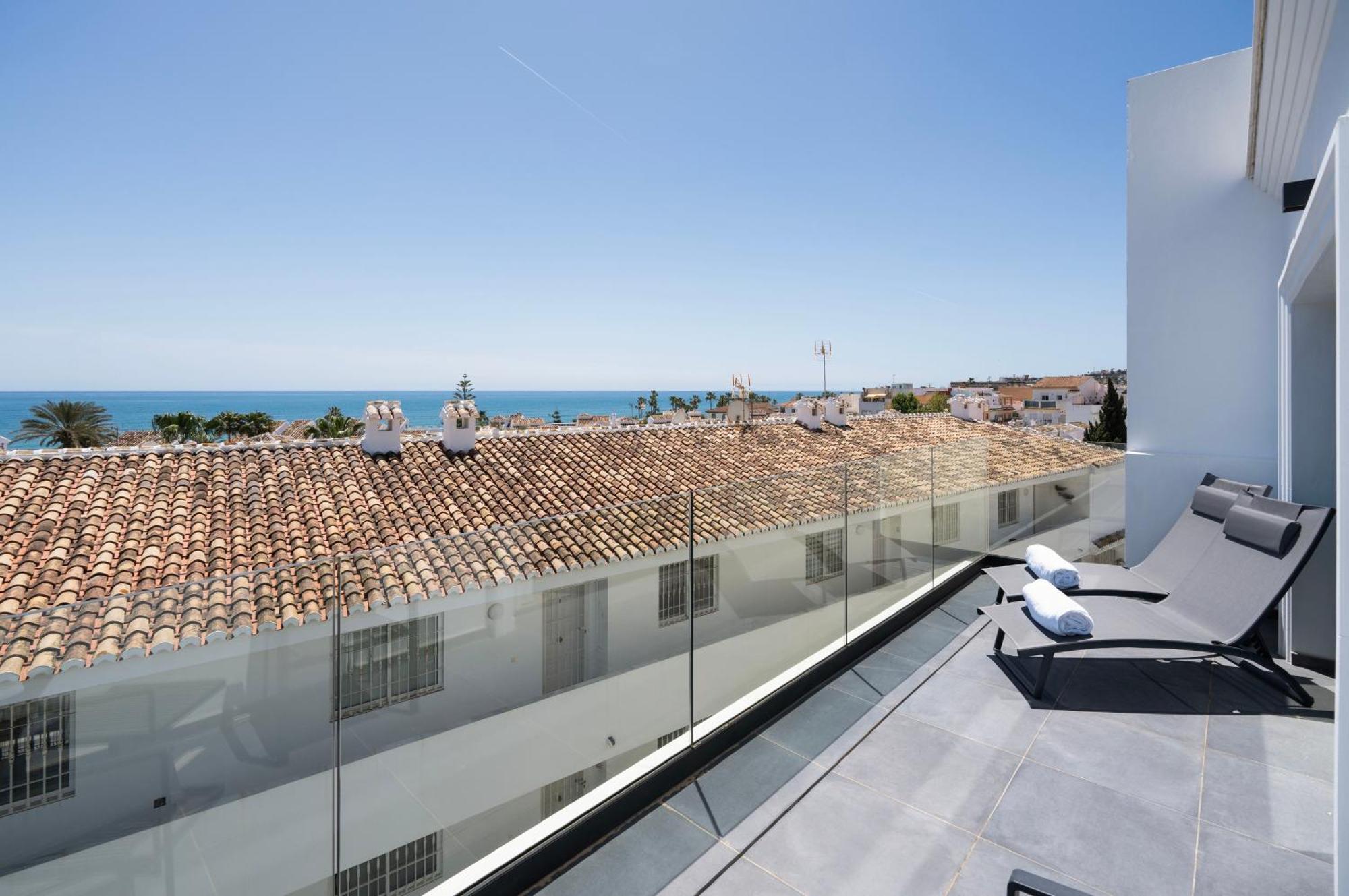 The Orange House Boutique Hotel And Upstairs Rooftop Bar Center Of La Cala De Mijas 100M From The Beach Bagian luar foto