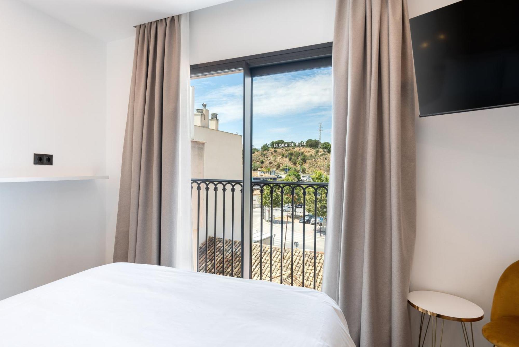 The Orange House Boutique Hotel And Upstairs Rooftop Bar Center Of La Cala De Mijas 100M From The Beach Bagian luar foto