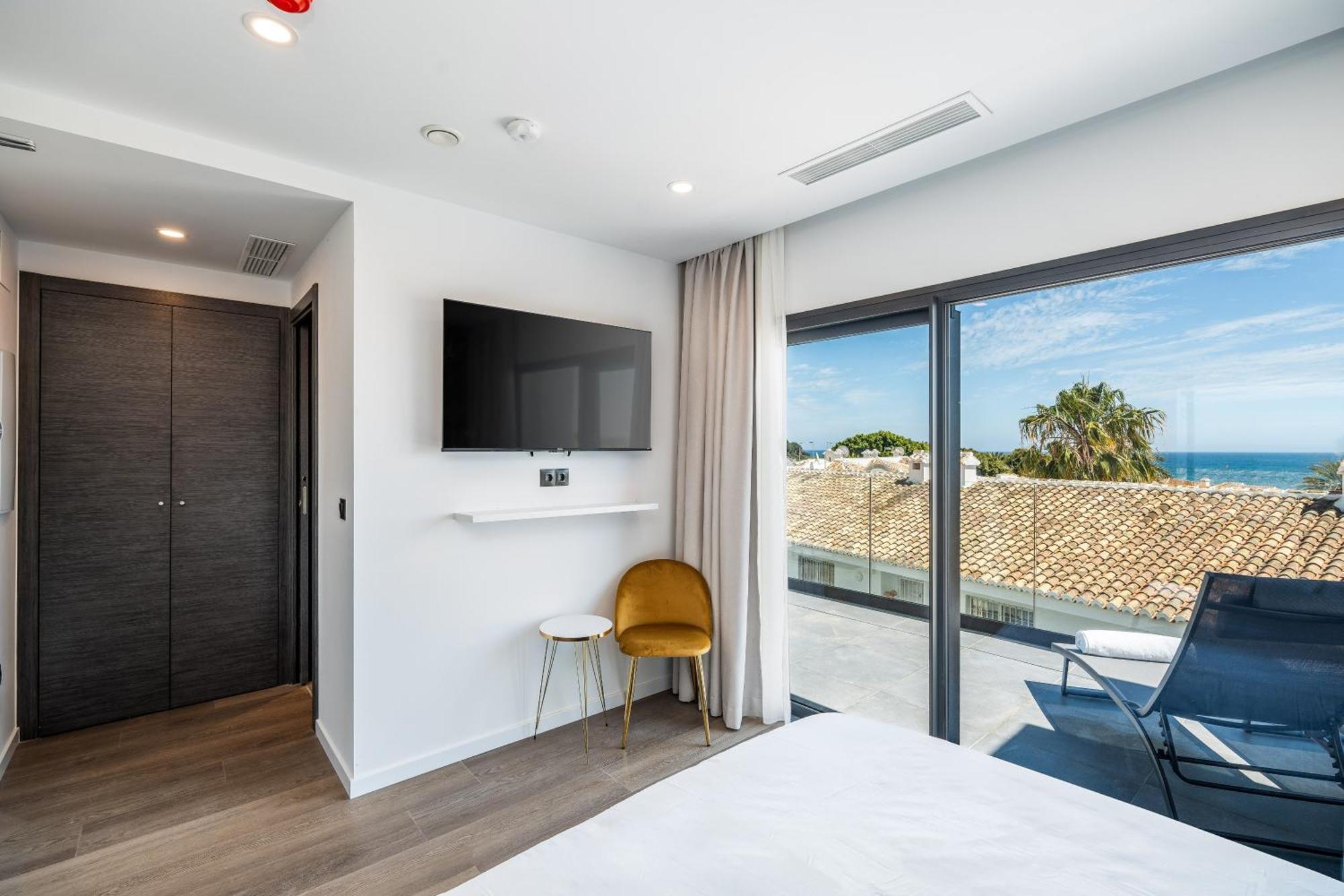 The Orange House Boutique Hotel And Upstairs Rooftop Bar Center Of La Cala De Mijas 100M From The Beach Bagian luar foto